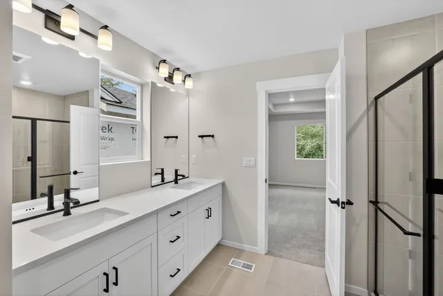 412 SW 31st Street in Woodin Creek Station — interior