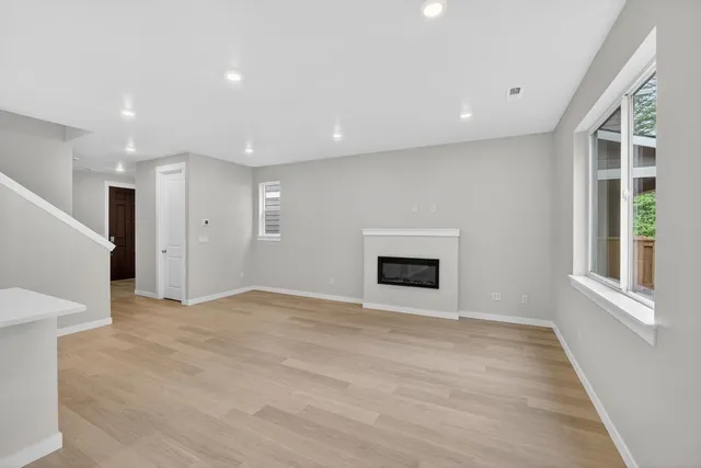 408 SW 31st Street in Woodin Creek Station — interior
