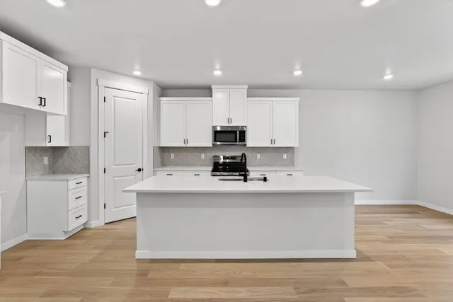 412 SW 31st Street in Woodin Creek Station — interior