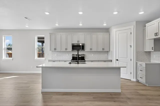 1024 SE 31st Street in Elk Prairie — interior