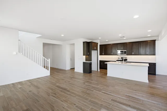 hj-az-phoenix-asante-encore-legacy-lot-74-tv-lounge-to-kitchen-01