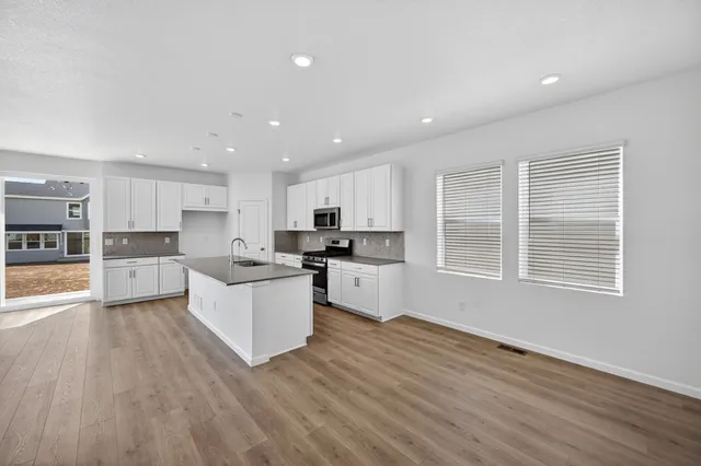 28450 E 4th Place in Sky Ranch — interior