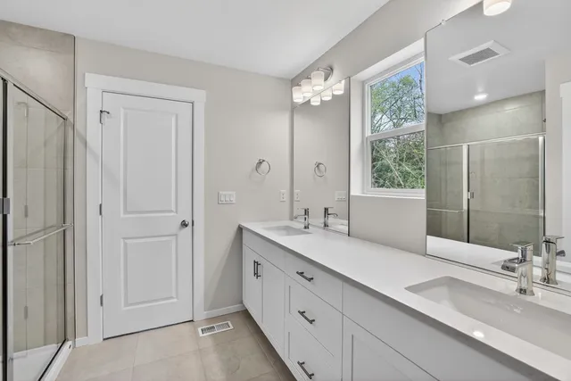 408 SW 31st Street in Woodin Creek Station — interior