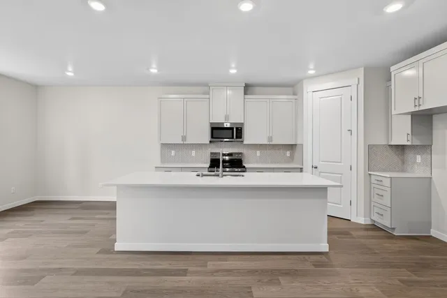 3111 SW 4th Avenue in Woodin Creek Station — interior