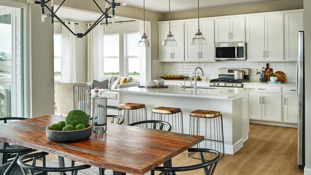03 Silverthorne-03-01-23-Dining-Kitchen-Seating-Web