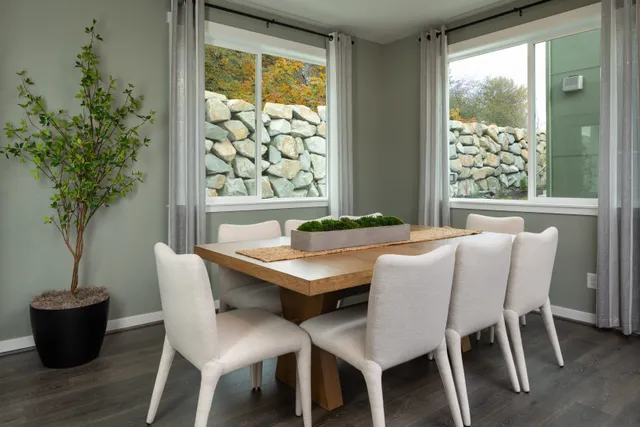 Senderos E22 Dining Room