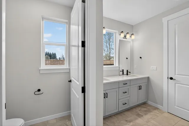 1024 SE 31st Street in Elk Prairie — interior