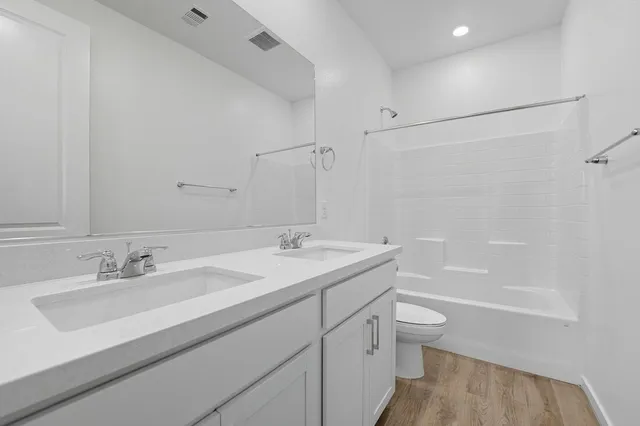 hj-nv-las-vegas-opus-at-cadence-redwood-lot-29-bathroom-02