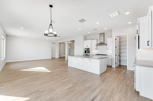 hj-az-phx-legado-voyage-ramsey-lot-24-dining-area-to-kitchen-001