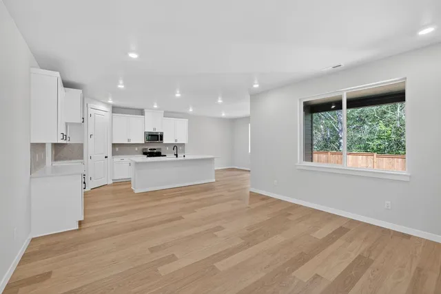 412 SW 31st Street in Woodin Creek Station — interior