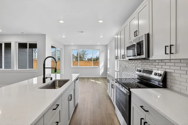 1024 SE 31st Street in Elk Prairie — interior