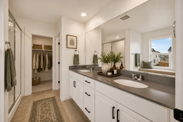 28405 E 4th Avenue in Sky Ranch — interior